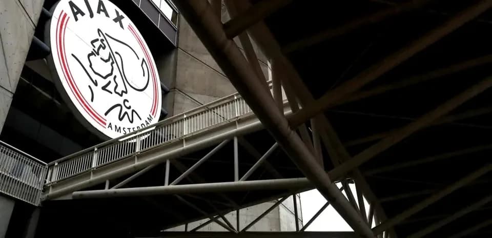 Логотип Ajax на стадионе в Амстердаме