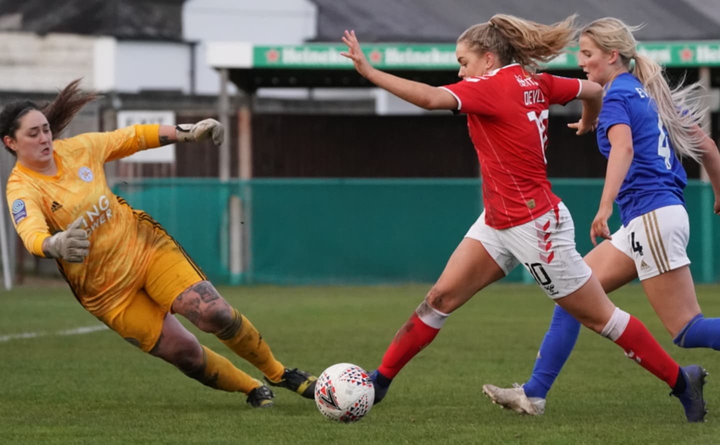 Игроки Charlton Athletic и Leicester City во время матча