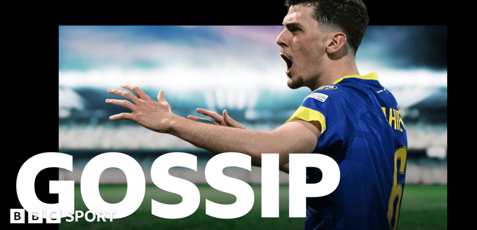 Игрок празднует гол на стадионе