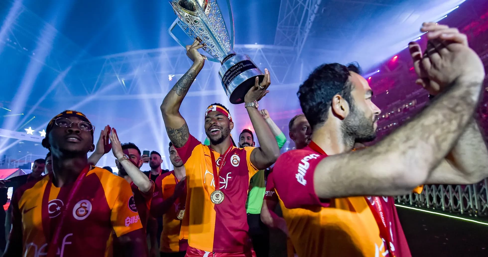 Игроки Galatasaray празднуют с трофеем на стадионе