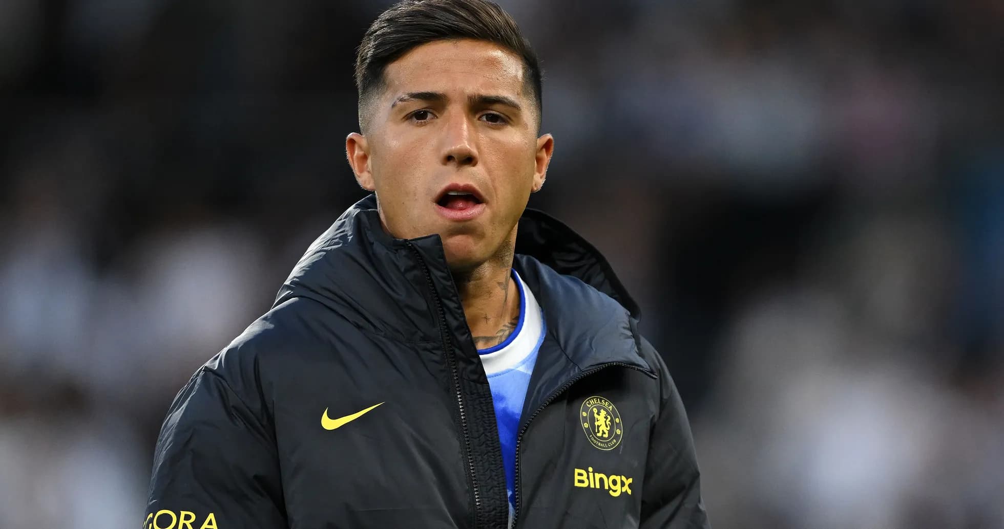 Игрок в куртке Chelsea на поле