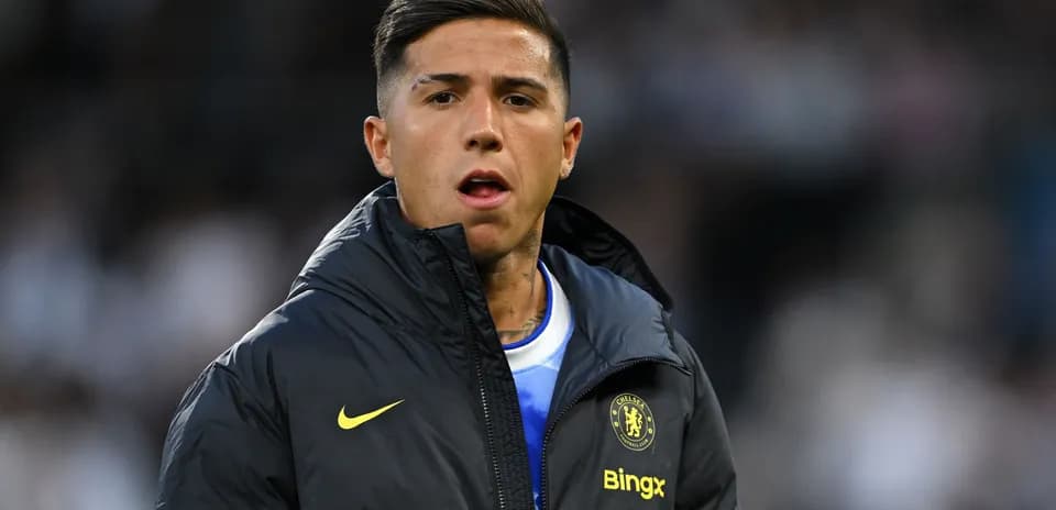 Игрок в куртке Chelsea на поле