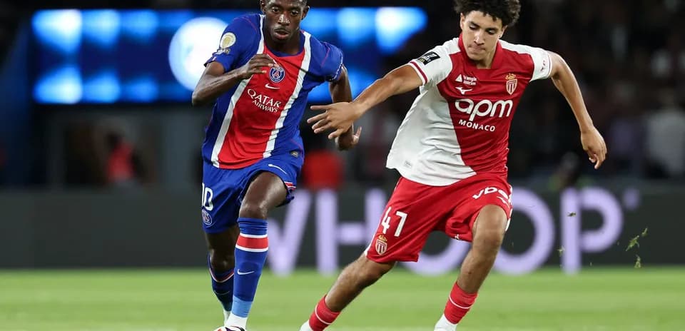 Игроки PSG и Монако в борьбе за мяч