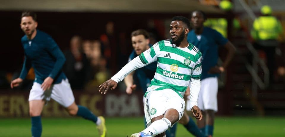 Игрок Celtic выполняет пас на поле матча