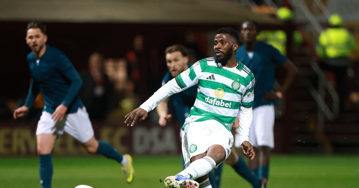 Игрок Celtic выполняет пас на поле матча