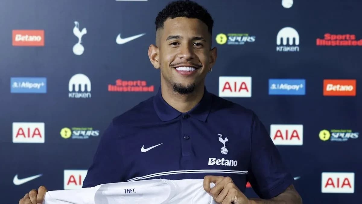 Игрок держит футболку Tottenham Hotspur на презентации