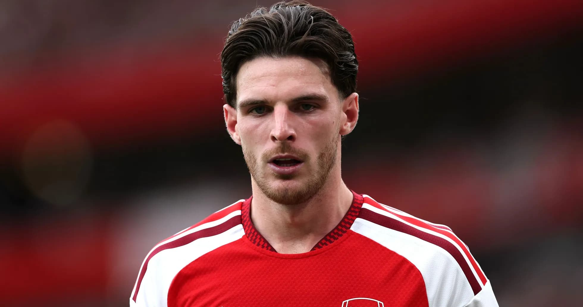 Игрок в красной форме Arsenal на поле