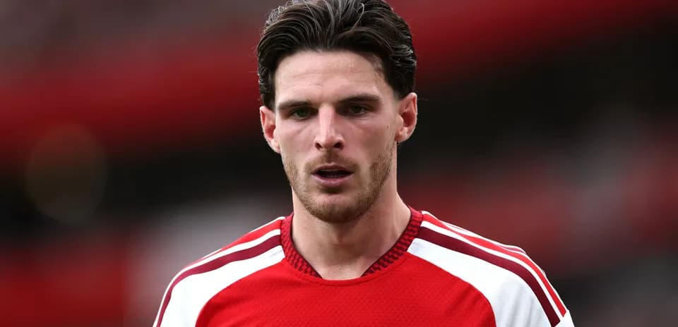 Игрок в красной форме Arsenal на поле