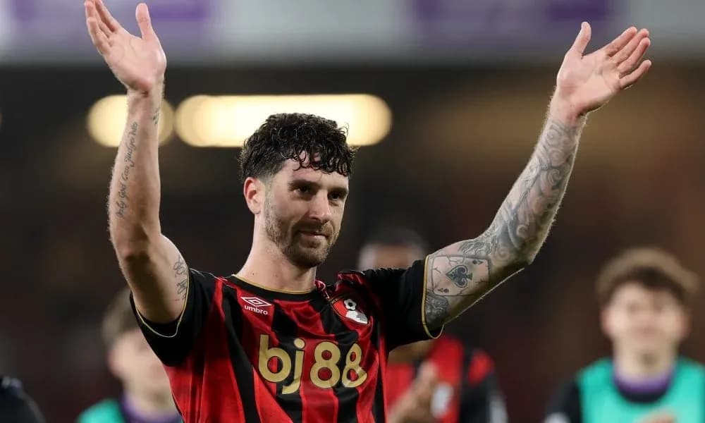 Игрок Bournemouth поднимает руки в знак приветствия