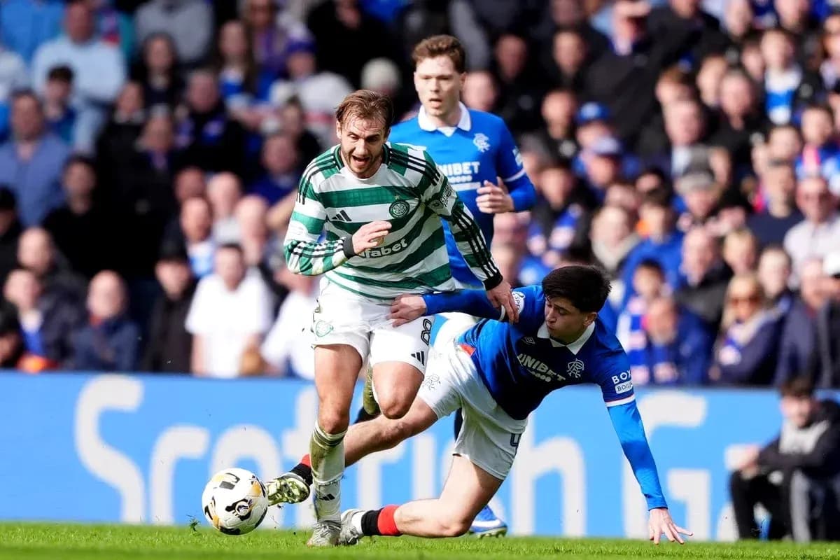 Игроки Celtic и Rangers борются за мяч на поле