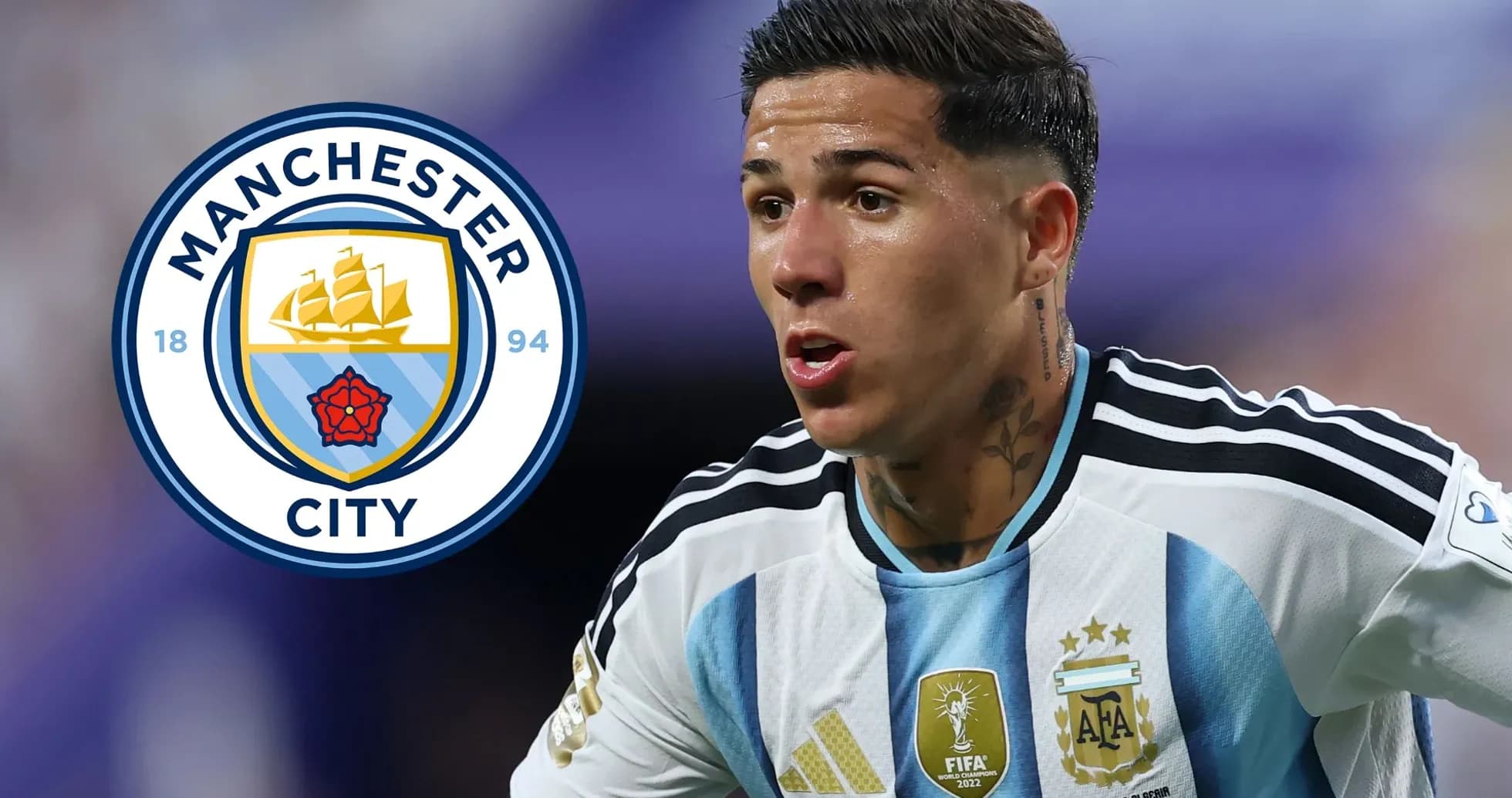Игрок Аргентины в форме Manchester City на поле