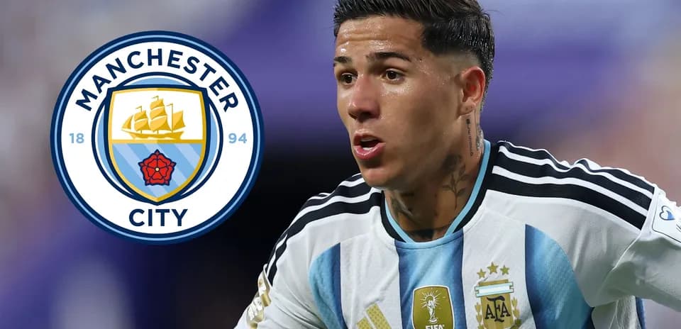 Игрок Аргентины в форме Manchester City на поле