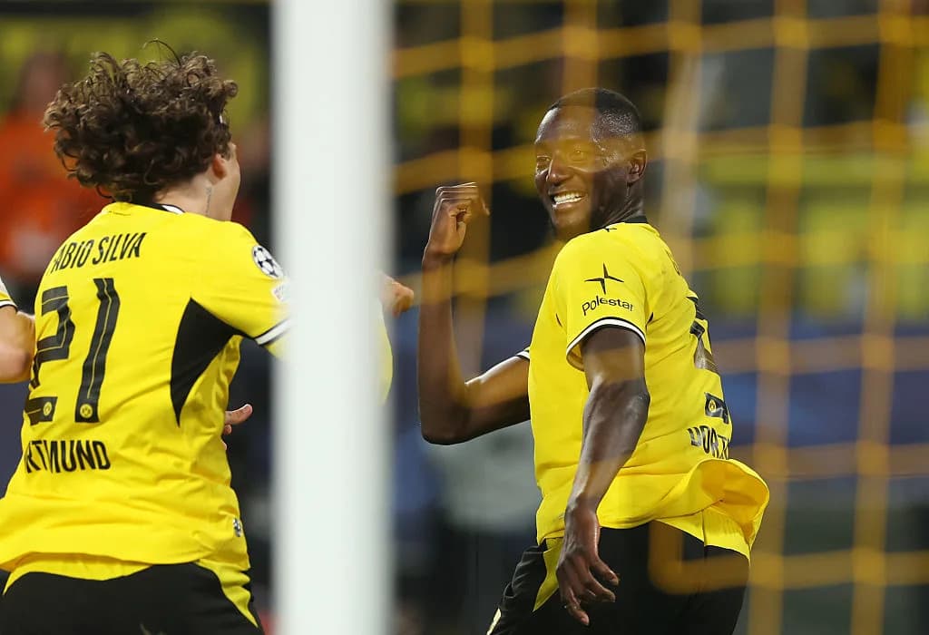 Игроки Borussia Dortmund празднуют забитый гол