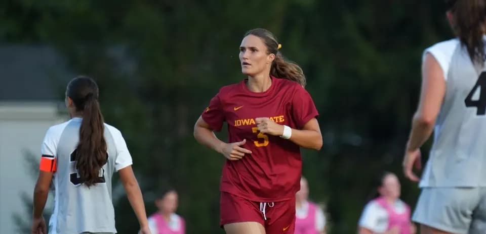 Игрок команды Iowa State на футбольном поле