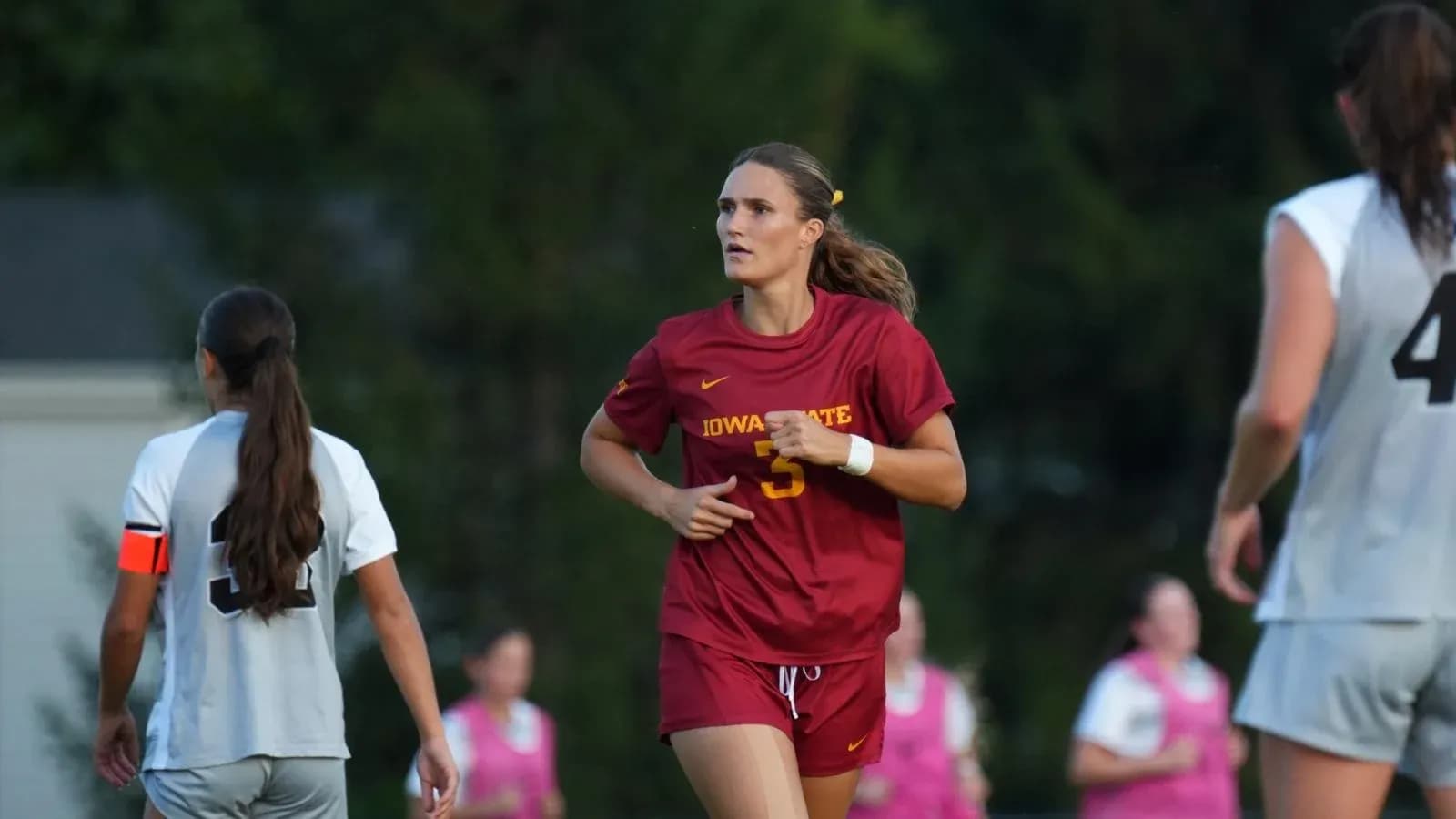 Игрок команды Iowa State на футбольном поле
