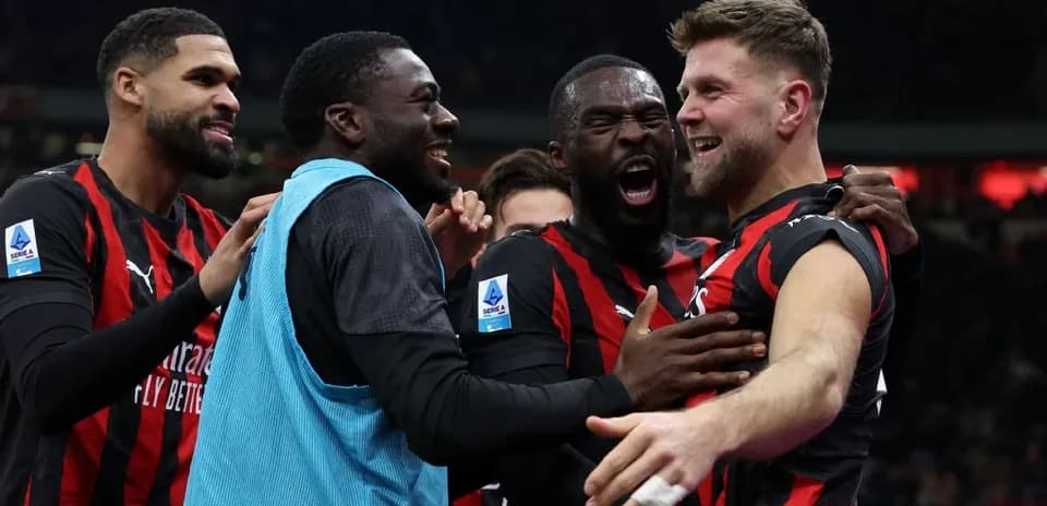 Игроки AC Milan празднуют гол в матче