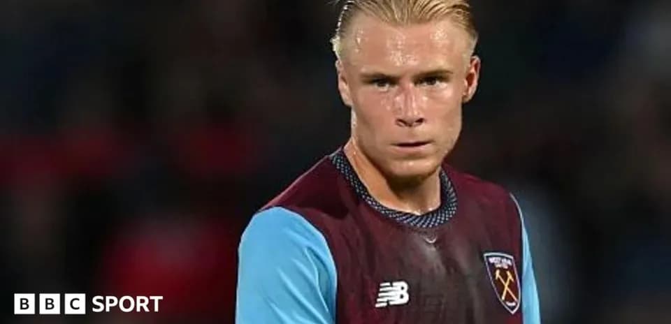 Игрок в форме West Ham на поле