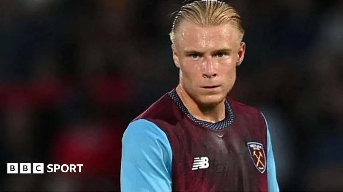 Игрок в форме West Ham на поле