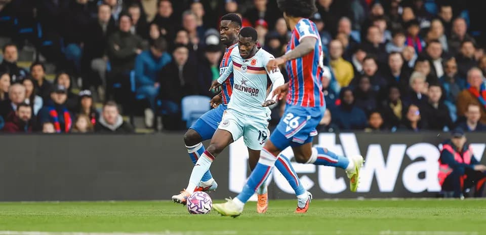 Игроки Brentford и Crystal Palace на поле