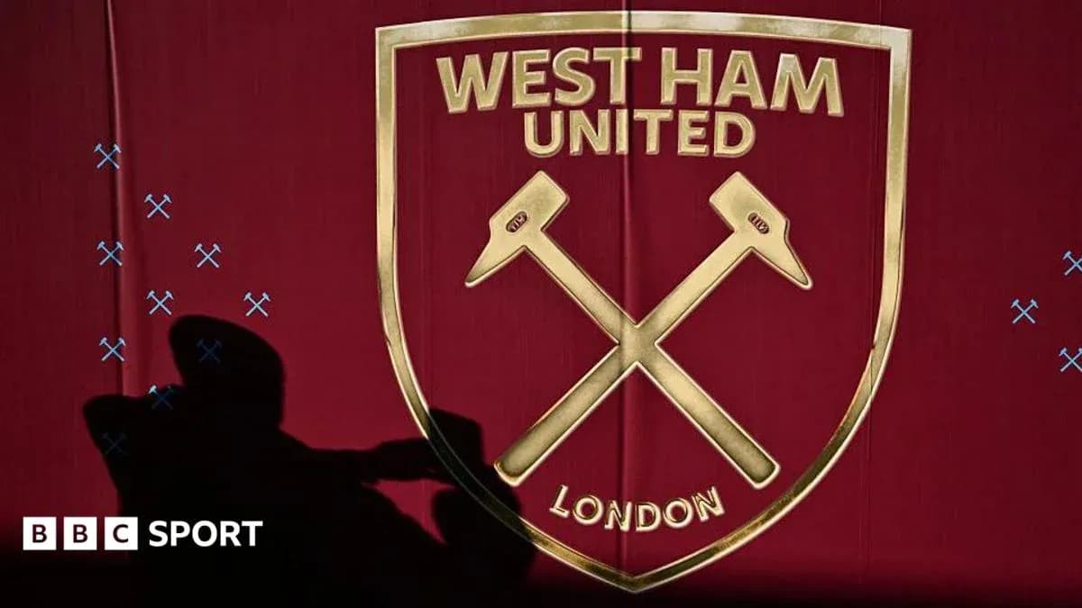Логотип West Ham United на красном фоне