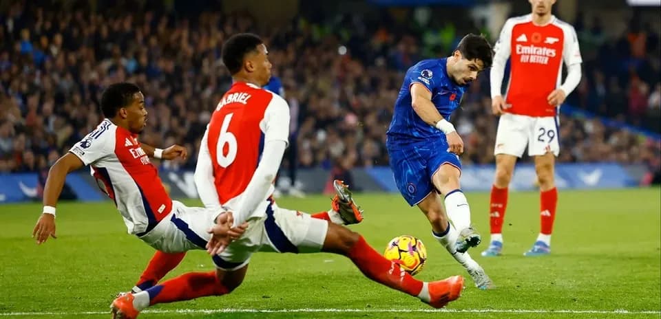 Игроки Chelsea и Arsenal борются за мяч на поле