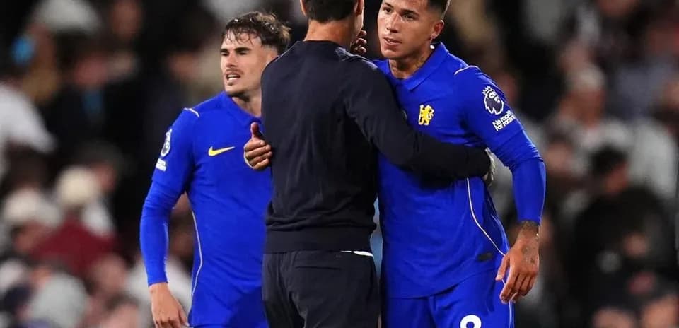 Игроки Chelsea обсуждают ситуацию с тренером после матча