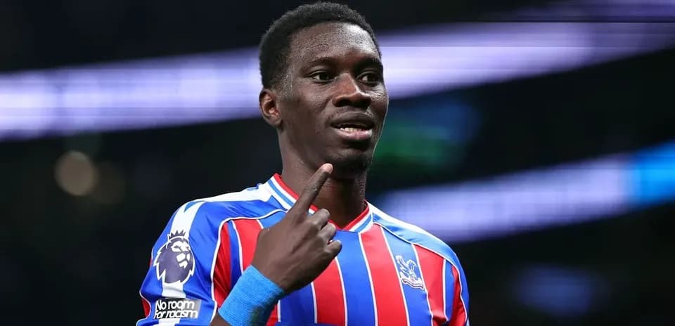 Игрок в форме Crystal Palace показывает жест