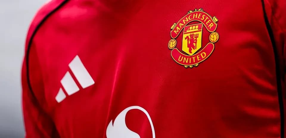 Эмблема Manchester United на красной футболке