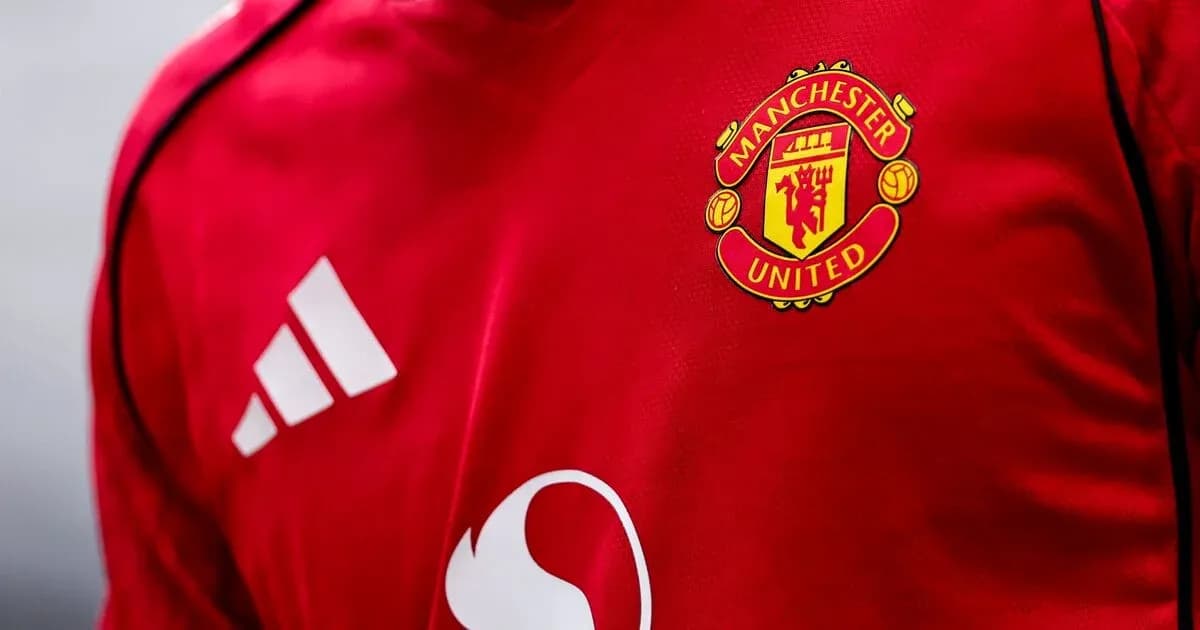 Эмблема Manchester United на красной футболке