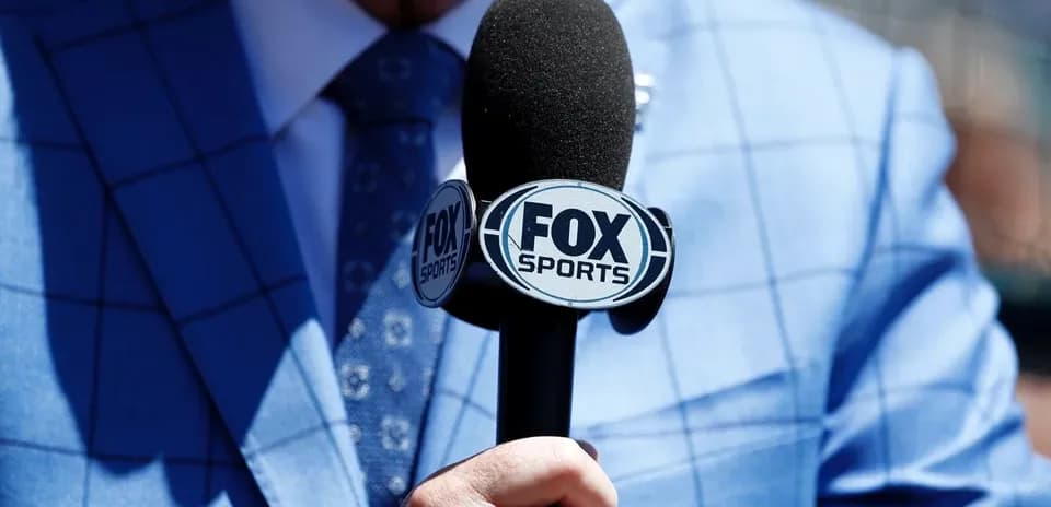 Микрофон FOX Sports в руках комментатора