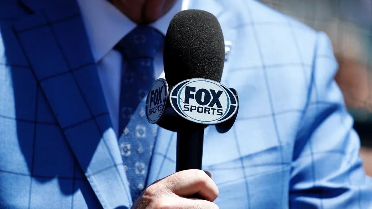 Микрофон FOX Sports в руках комментатора