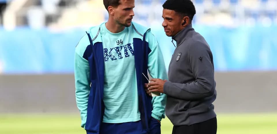 Игроки PAOK и Динамо Киев общаются на поле