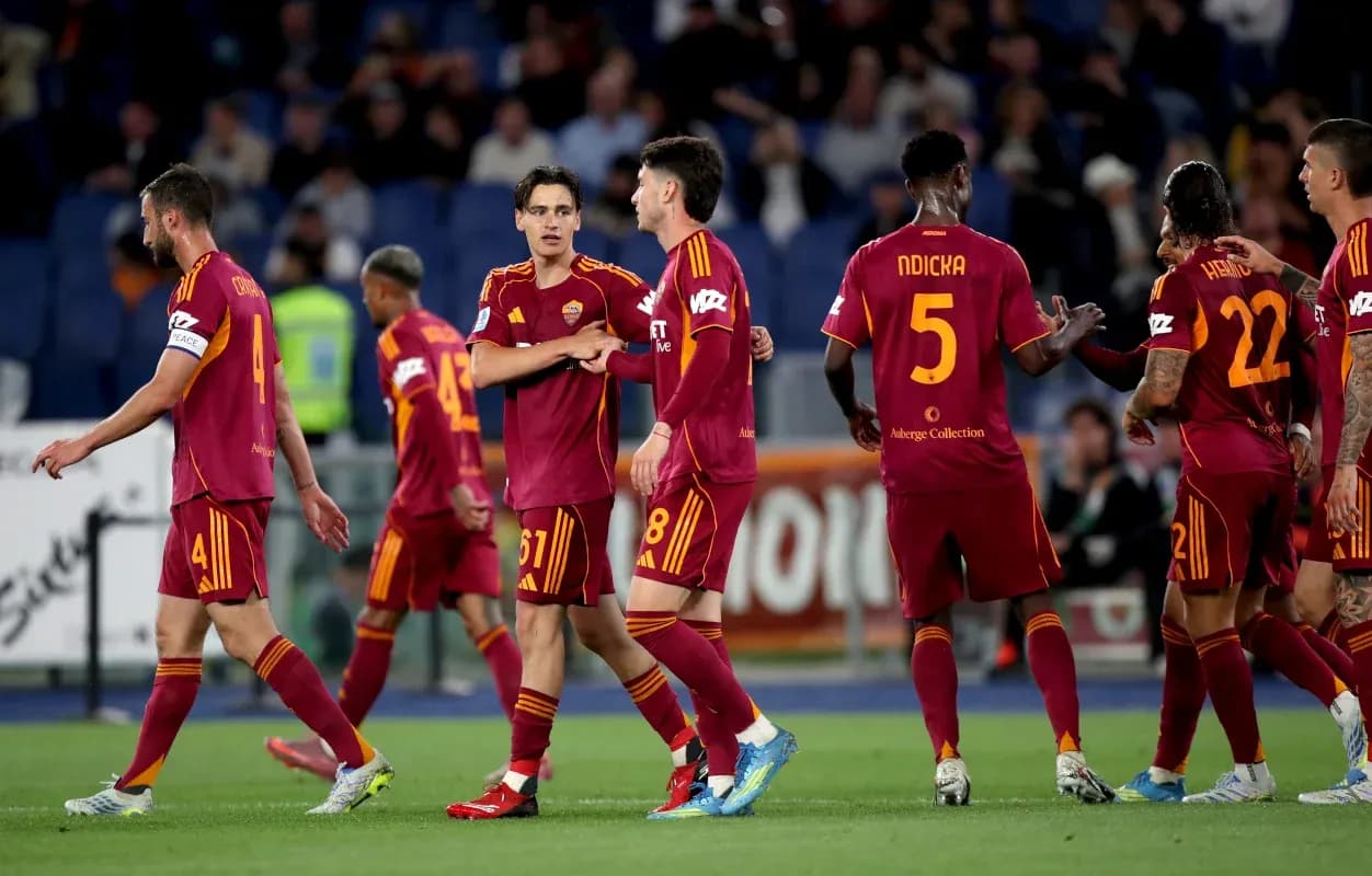 Игроки AS Roma празднуют гол на стадионе