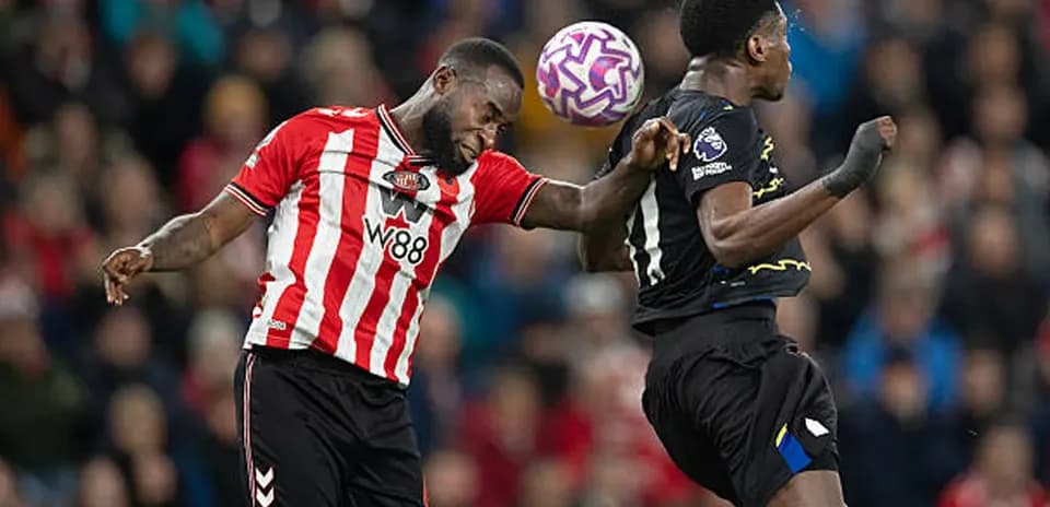Игроки Everton и Sunderland в борьбе за мяч