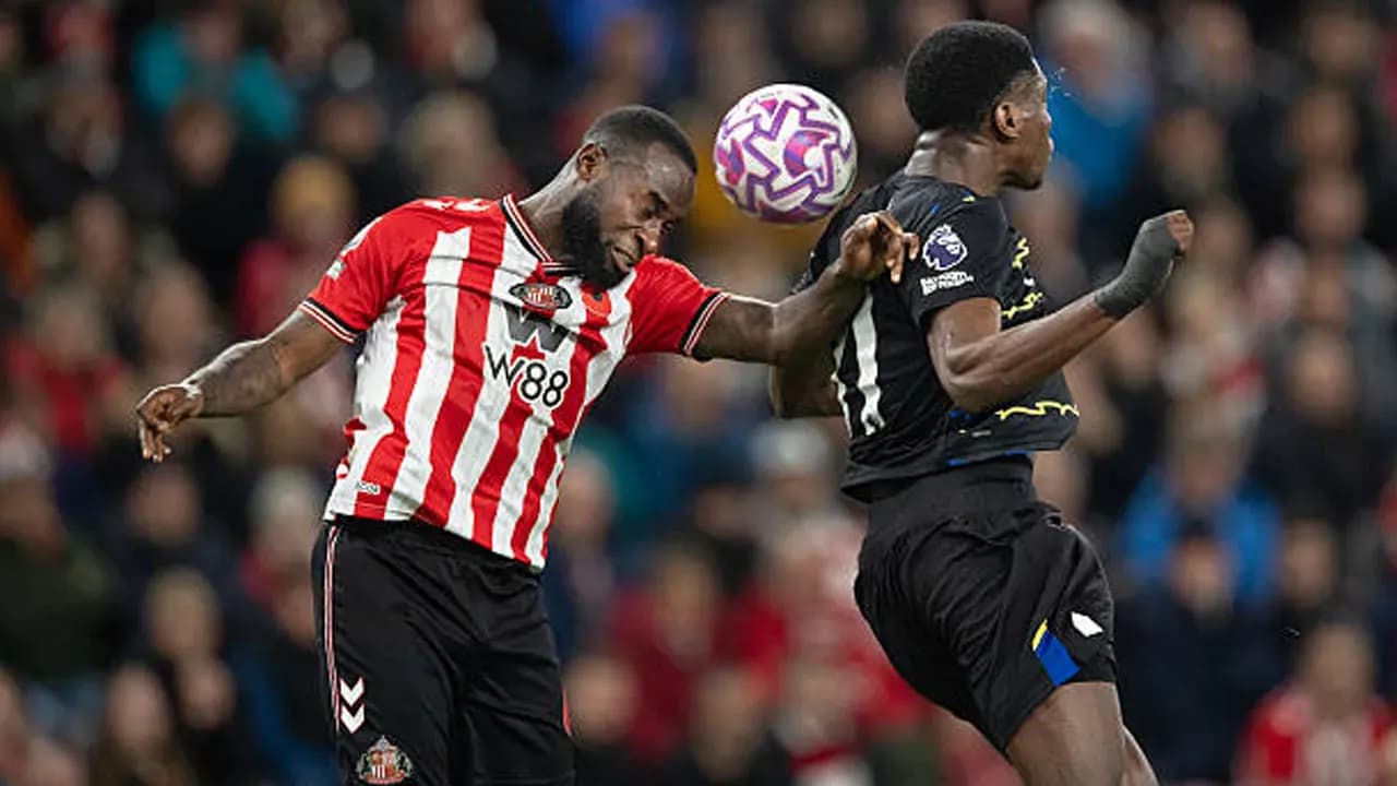 Игроки Everton и Sunderland в борьбе за мяч