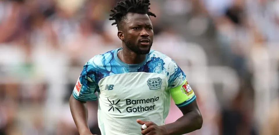 Игрок в форме Bayer 04 Leverkusen на поле