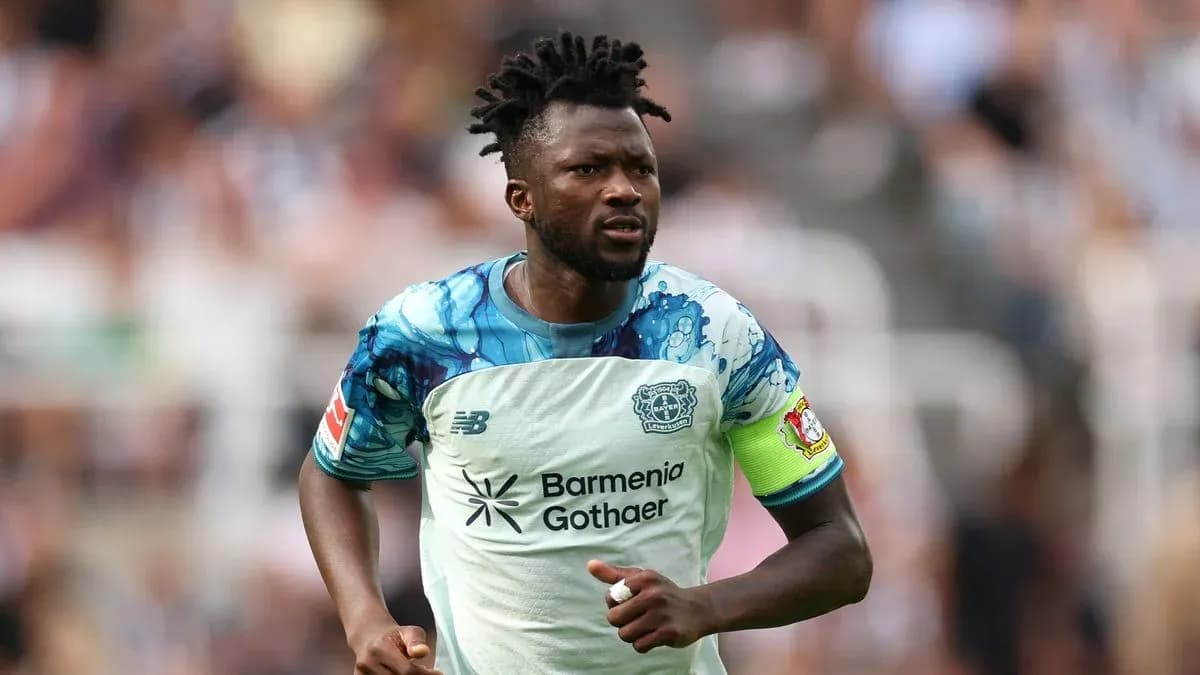 Игрок в форме Bayer 04 Leverkusen на поле