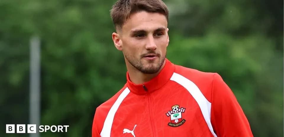 Игрок в тренировочной форме Southampton FC на поле