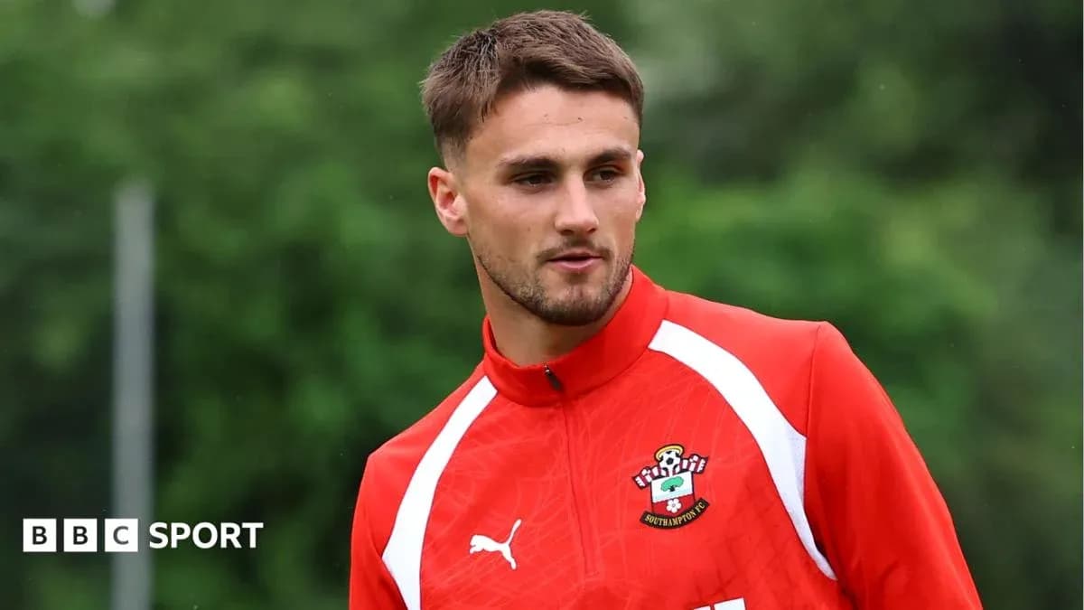Игрок в тренировочной форме Southampton FC на поле
