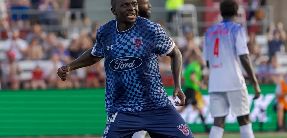 Игрок Indy Eleven радуется голу