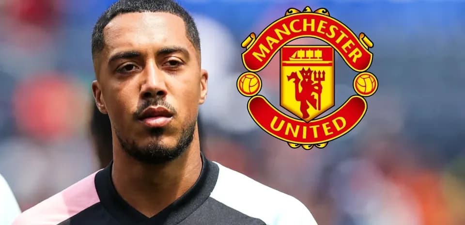 Игрок в форме с логотипом Manchester United