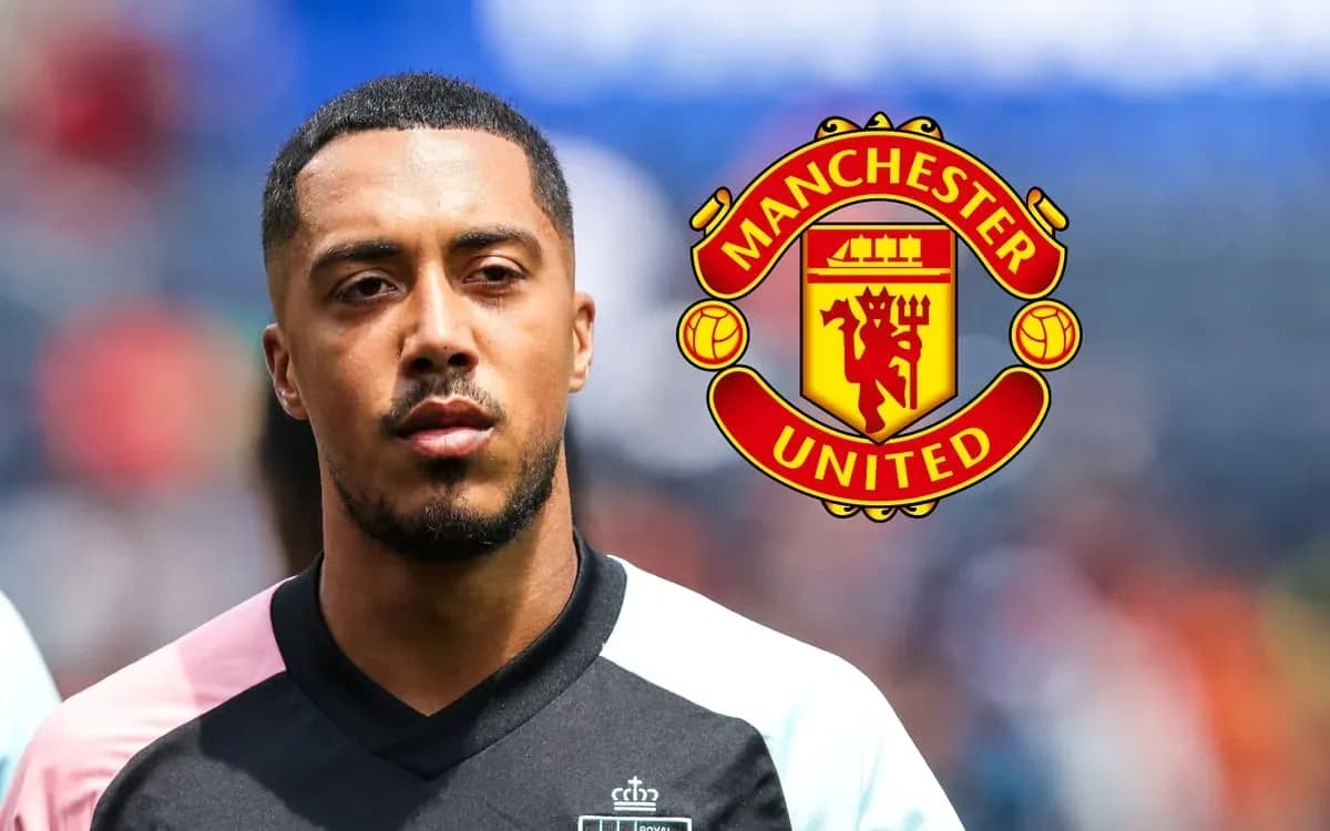 Игрок в форме с логотипом Manchester United