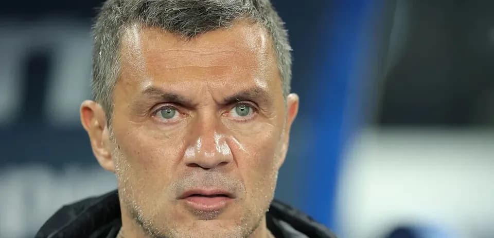 Тренер на скамейке запасных во время матча
