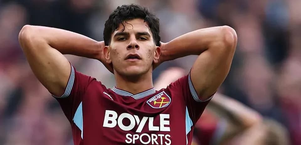 Игрок West Ham United с руками на голове