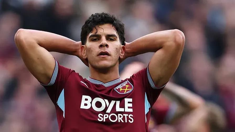 Игрок West Ham United с руками на голове Игрок West Ham United с руками на голове