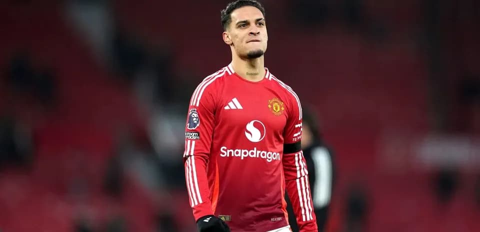 Игрок Manchester United на поле после матча