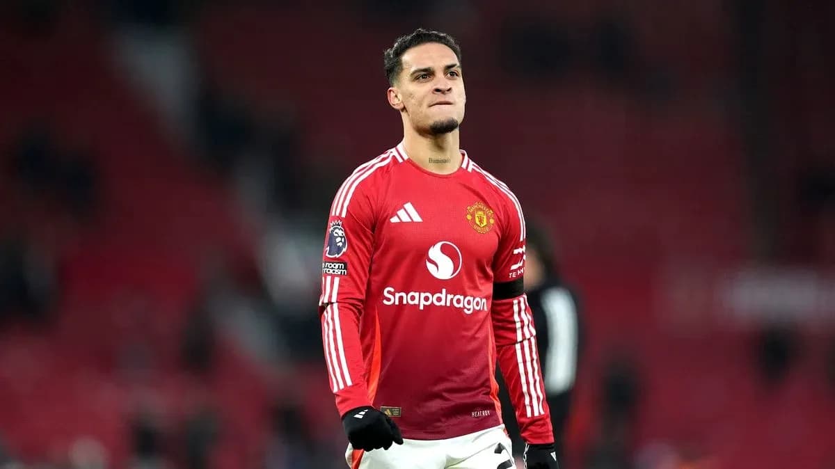 Игрок Manchester United на поле после матча