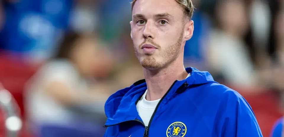 Игрок в синем спортивном костюме Chelsea на фоне зрителей