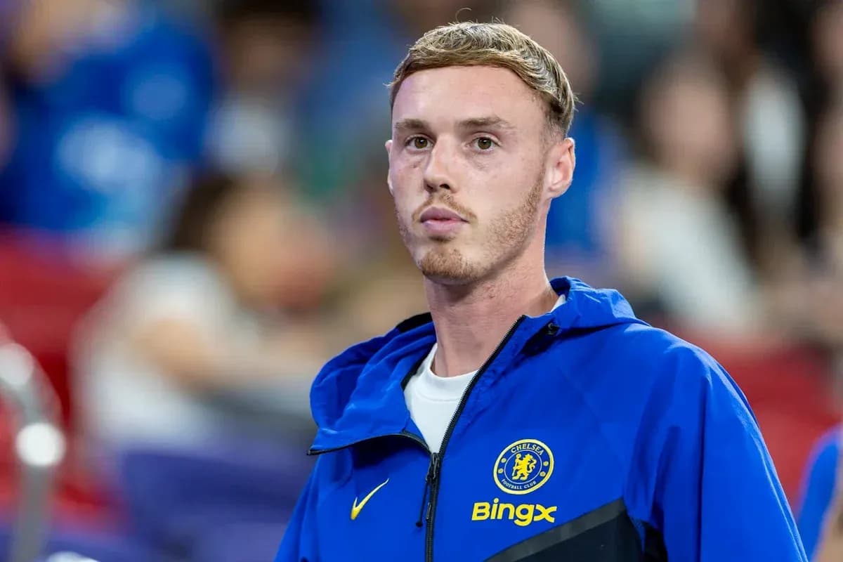 Игрок в синем спортивном костюме Chelsea на фоне зрителей