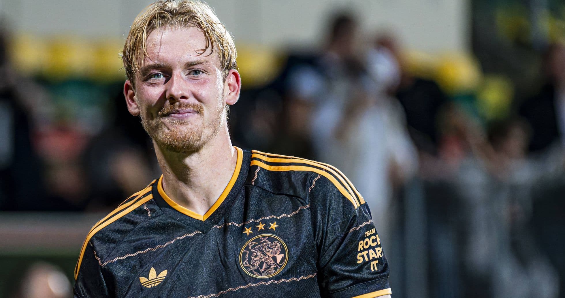 Игрок в черной форме Ajax после матча